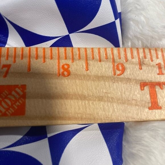 NWOT Bundle of two Estee Lauder cosmetic Bags. - Picture 7 of 14